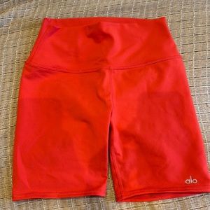ALO yoga biker shorts - red